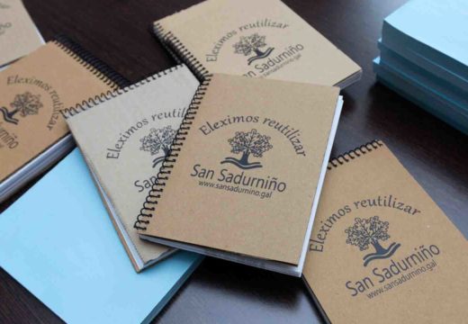 Aspaneps entrega en San Sadurniño as libretiñas feitas con papeletas electorais